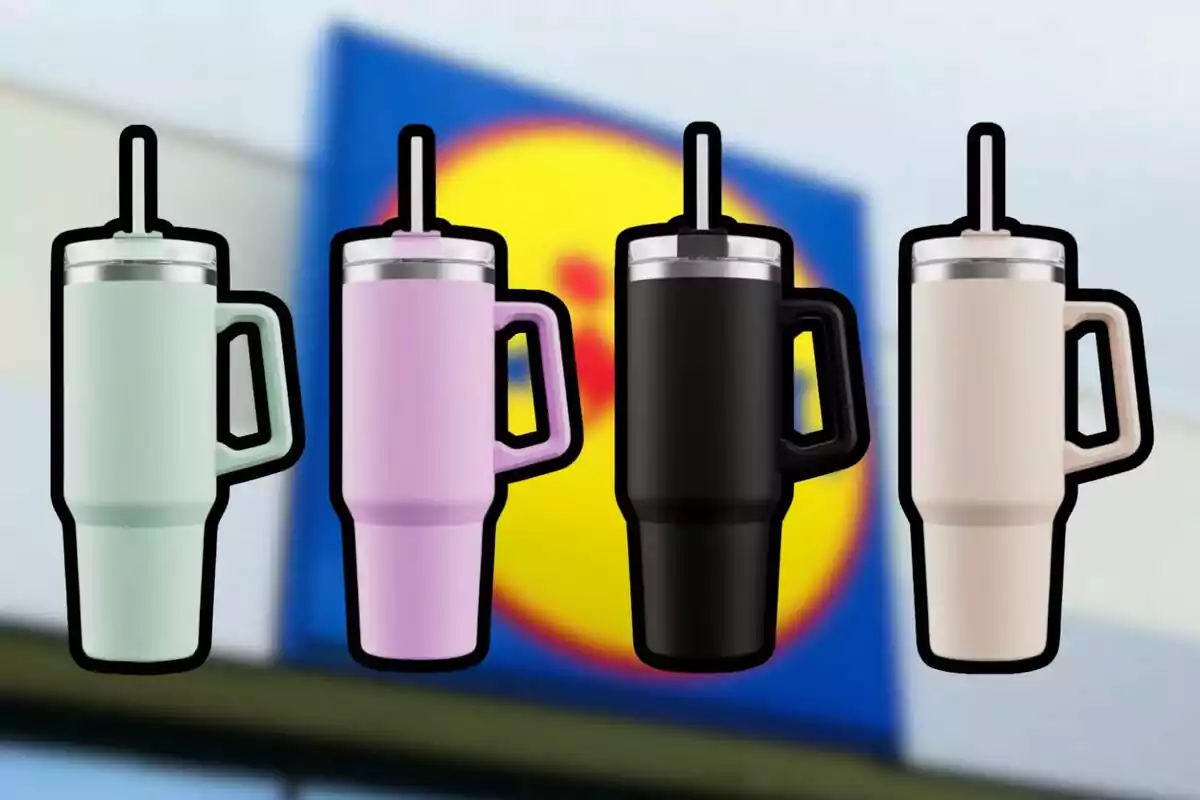 Quatre gots tèrmics amb canya i nansa en colors pastel i negre davant d’un rètol borros de supermercat. Quatre gots tèrmics amb canya i nansa en colors pastel i negre davant d’un rètol borros de supermercat.