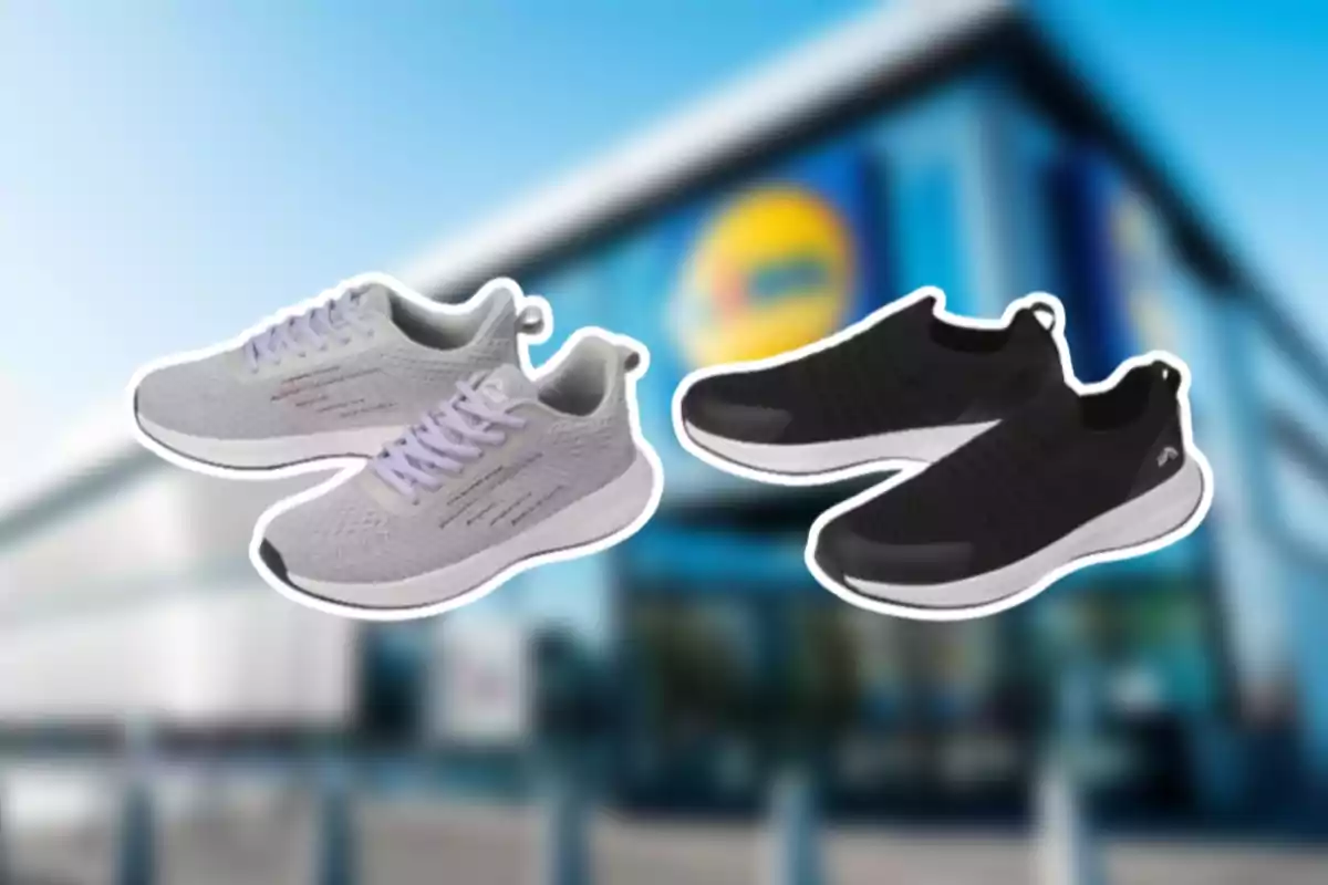 Dos parells de vambes esportives de color gris i negre davant d’una botiga amb el logotip desenfocat de fons Dos parells de vambes esportives de color gris i negre davant d’una botiga amb el logotip desenfocat de fons
