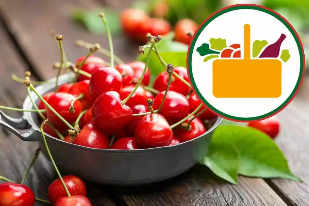 Cireres fresques en un recipient metàl·lic sobre una taula de fusta amb un gràfic de cistella d’aliments superposat a la cantonada superior dreta Cireres fresques en un recipient metàl·lic sobre una taula de fusta amb un gràfic de cistella d’aliments superposat a la cantonada superior dreta