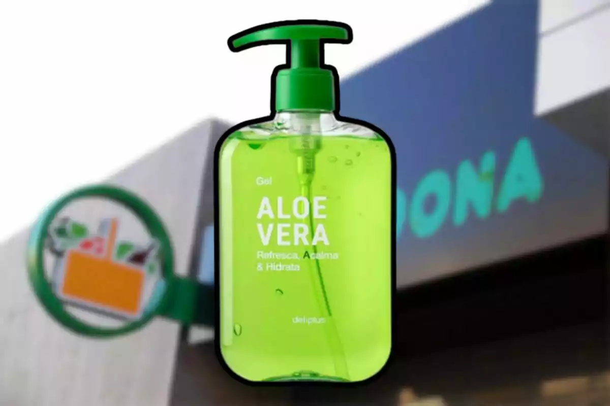 Gel d’àloe vera amb dispensador verd de la marca Deliplus davant d’una botiga Mercadona desenfocada Gel d’àloe vera amb dispensador verd de la marca Deliplus davant d’una botiga Mercadona desenfocada