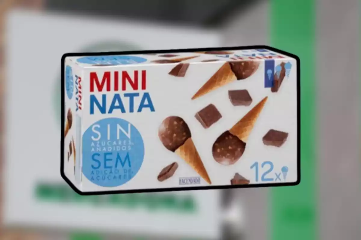 Caixa de gelats mini nata sense sucres afegits amb trossets de xocolata i cucurutxos a l'envàs Caixa de gelats mini nata sense sucres afegits amb trossets de xocolata i cucurutxos a l'envàs