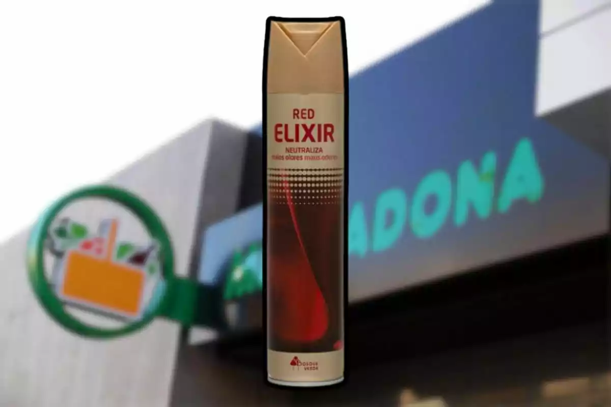 Ambientador Red Elixir de Bosque Verde davant d’una botiga Mercadona desenfocada Ambientador Red Elixir de Bosque Verde davant d’una botiga Mercadona desenfocada