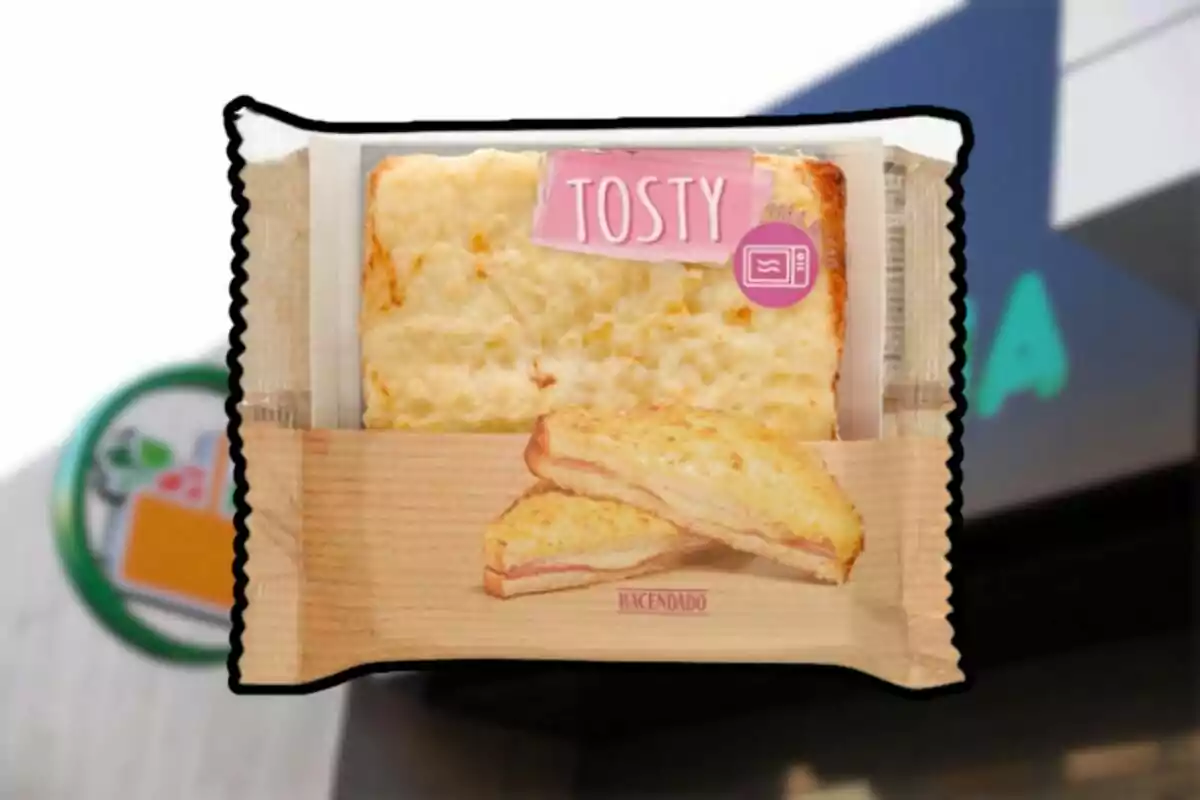 Embalatge de sandvitx Tosty de la marca Hacendado amb imatge del producte i fons de supermercat desenfocat Embalatge de sandvitx Tosty de la marca Hacendado amb imatge del producte i fons de supermercat desenfocat