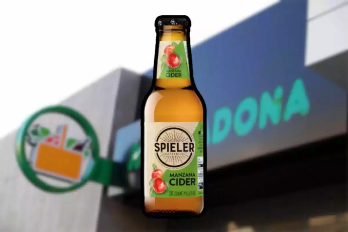 Ampolla de sidra de poma Spieler davant d’una botiga Mercadona desenfocada