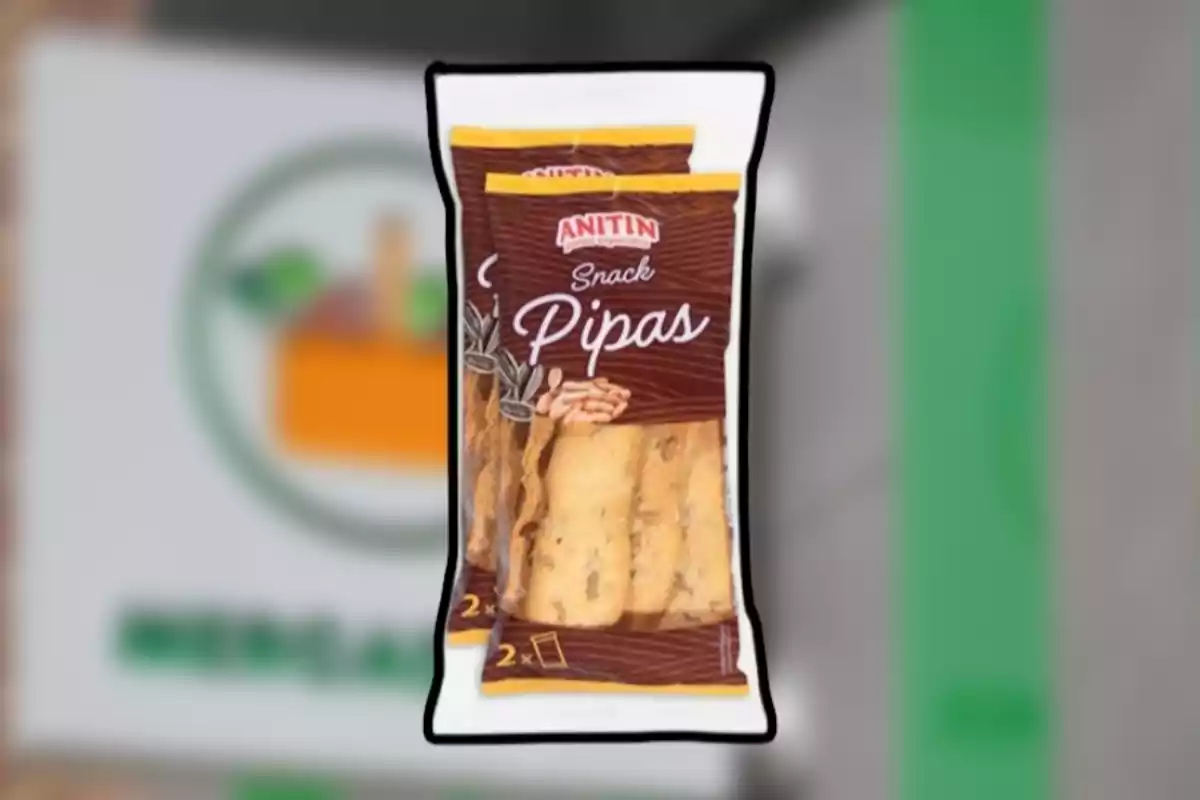 Bossa de snack de pipes marca Anitin sobre un fons desenfocat Bossa de snack de pipes marca Anitin sobre un fons desenfocat