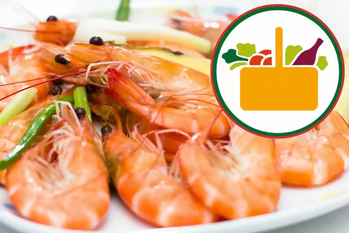 Gambes cuites servides en un plat amb verdures i una icona de cistell d’aliments a la cantonada superior dreta Gambes cuites servides en un plat amb verdures i una icona de cistell d’aliments a la cantonada superior dreta