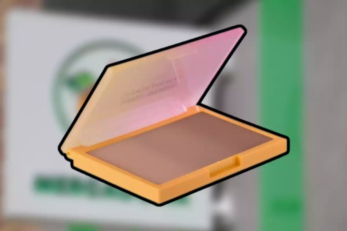 Pols compacte en estoig groc amb la tapa oberta sobre un fons desenfocat. Pols compacte en estoig groc amb la tapa oberta sobre un fons desenfocat.