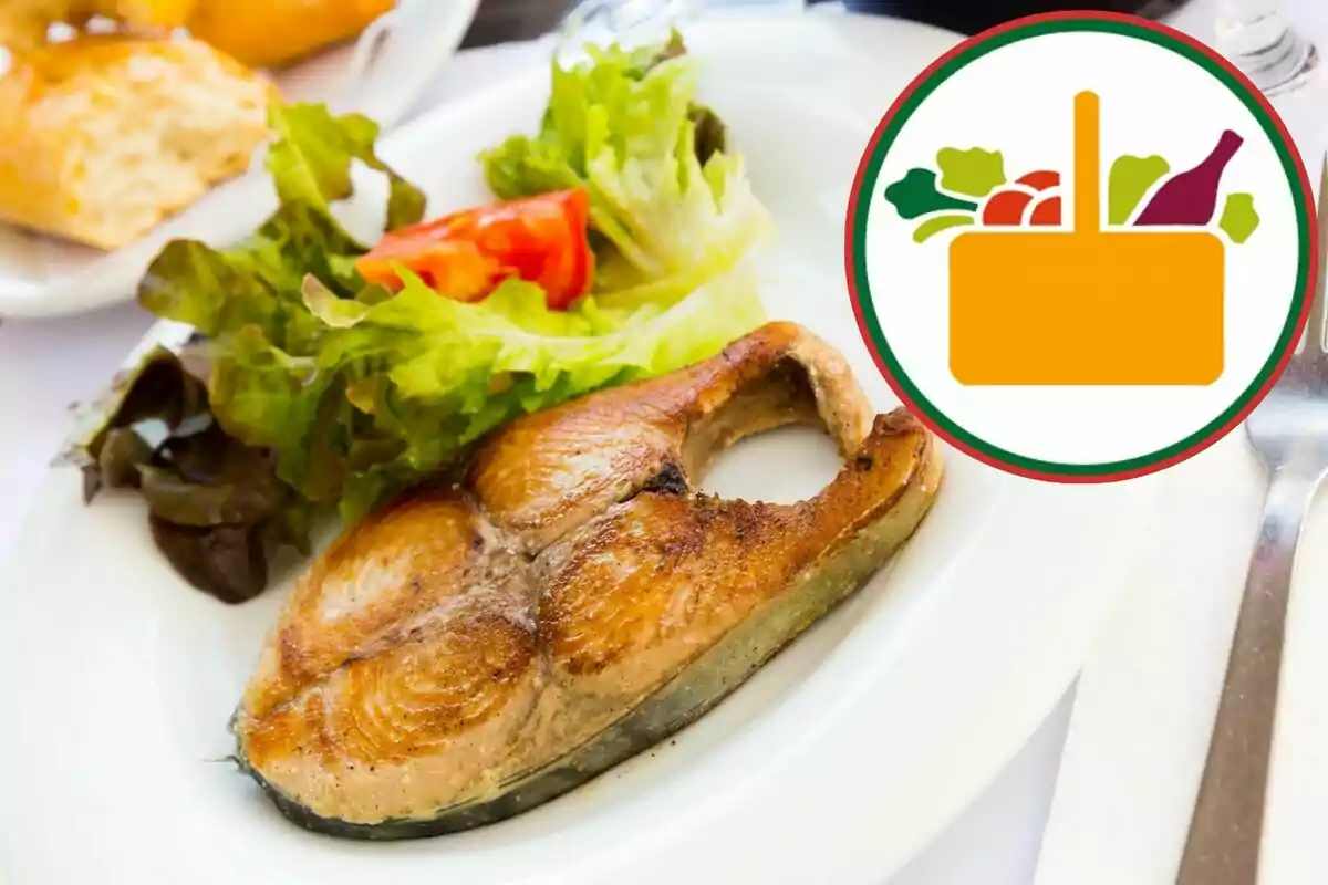 Plat de peix al forn acompanyat d’amanida d’enciam i tomàquet amb una icona de cistella d’aliments a la cantonada superior dreta Plat de peix al forn acompanyat d’amanida d’enciam i tomàquet amb una icona de cistella d’aliments a la cantonada superior dreta