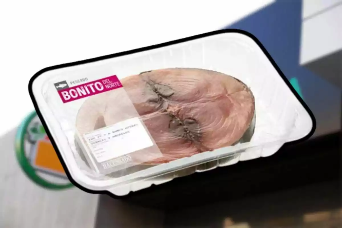 Paquet de bonítol del nord envasat al buit de la marca Hacendado davant d’un supermercat Paquet de bonítol del nord envasat al buit de la marca Hacendado davant d’un supermercat