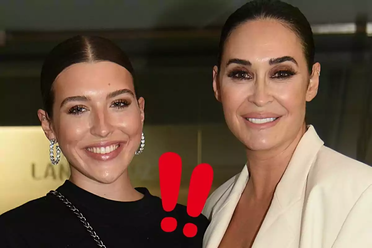 Alba Díaz i Vicky Martín Berrocal somriuen juntes davant la càmera amb un parell de signes d’exclamació vermells entre elles.