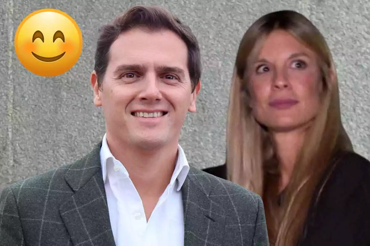 Albert Rivera somrient amb una jaqueta de quadres i camisa blanca està en primer pla, darrere d’ell hi ha la Carla Cotterli amb cabell llarg i expressió seriosa, i a la cantonada superior esquerra apareix un emoji de cara somrient sobre un fons gris.