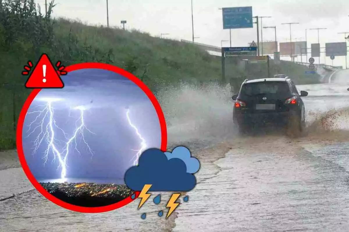 Un cotxe circula per una carretera inundada mentre plou intensament i s’observa un gràfic d’advertència amb llamps i núvols indicant tempesta elèctrica.