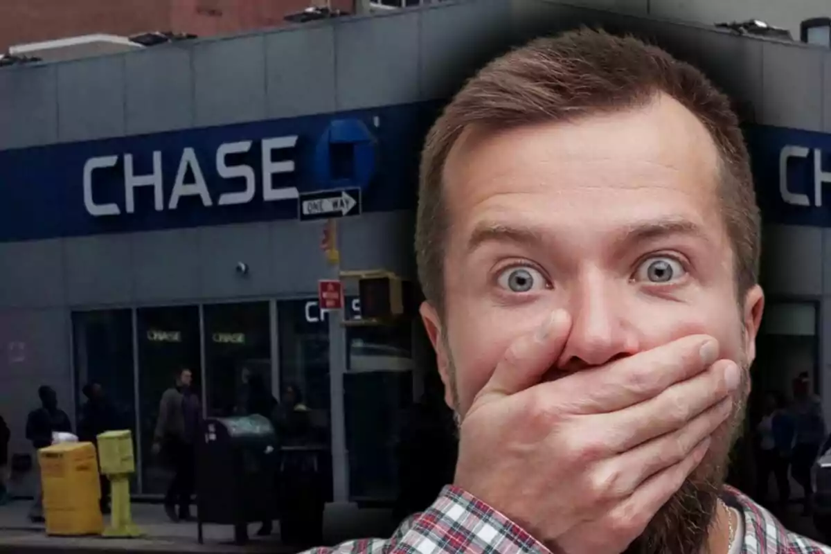 Hombre sorprendido cubriéndose la boca frente a una sucursal de banco Chase. Hombre sorprendido cubriéndose la boca frente a una sucursal de banco Chase.