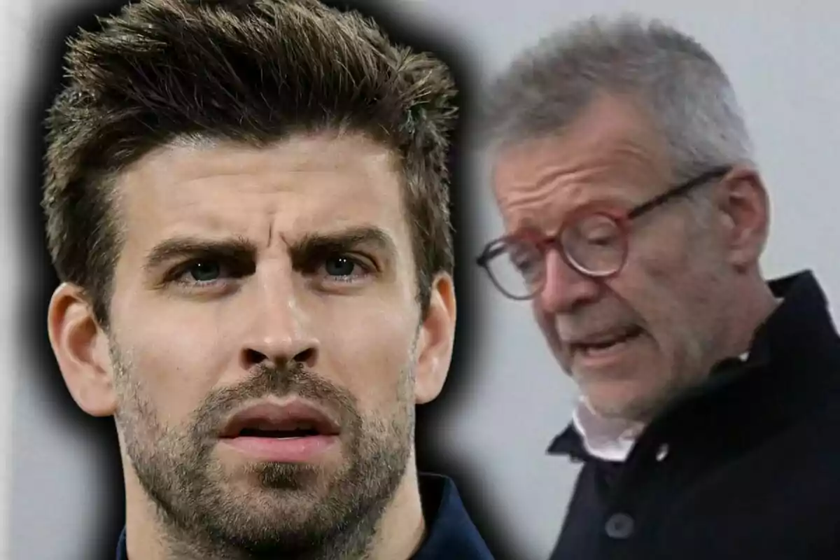 Primer pla de Gerard Piqué amb expressió seriosa i al fons un home gran amb ulleres i cabells canosos, que és Joan Piqué.