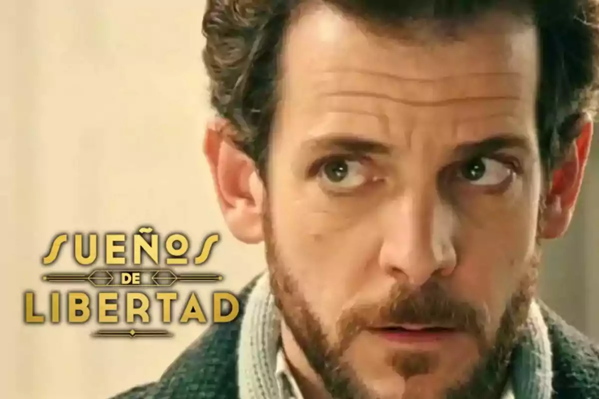 Primer pla de Guillermo Barrientos mirant cap a un costat al costat del logotip de la sèrie 'Sueños de Libertad'.