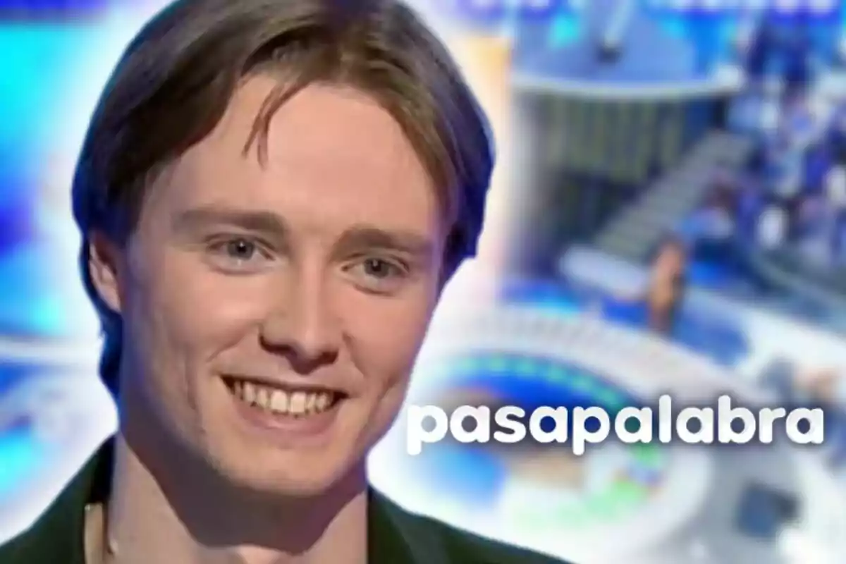Manu Pascual, concursant de 'Pasapalabra', somrient en un plató de televisió amb el logotip del programa al fons.