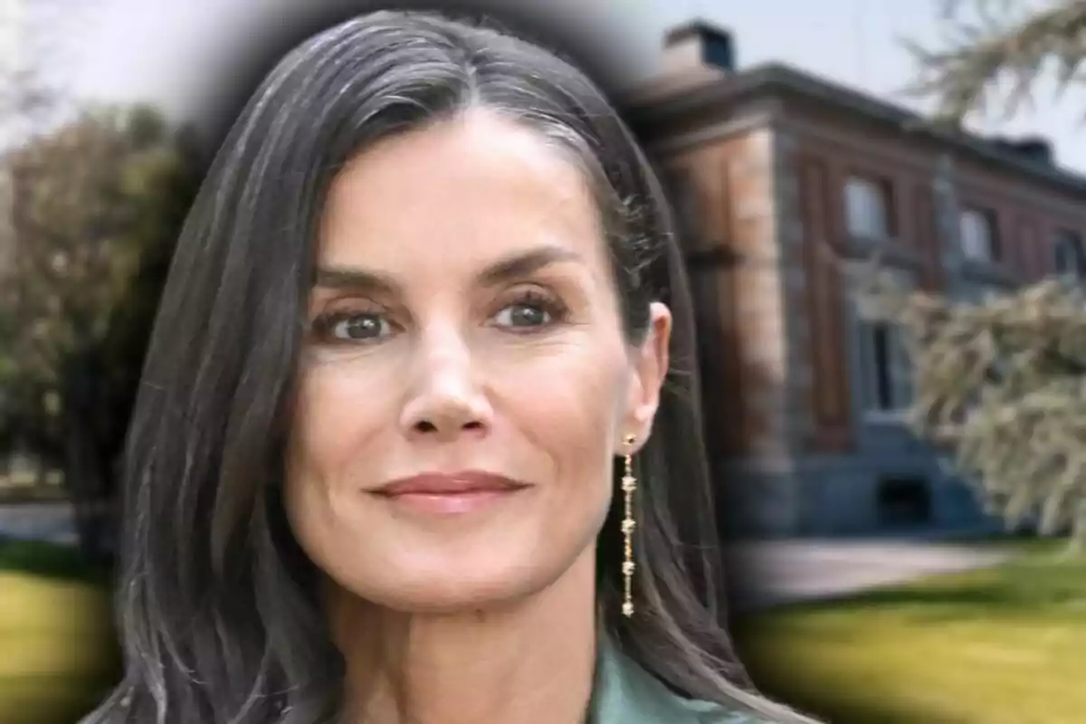 Muntatge de fotos en primer pla de la reina Letícia Ortiz amb el palau de la Zarzuela de fons.
