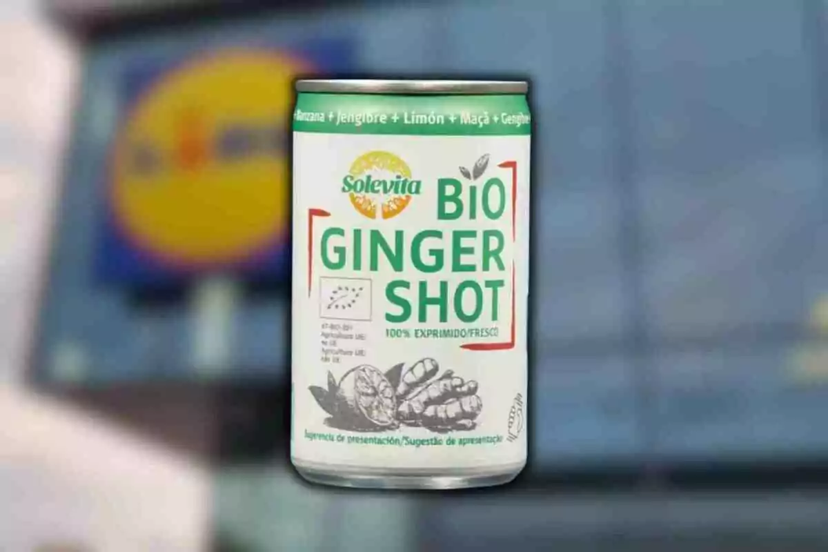 Llauna de Solevita Bio Ginger Shot amb fons desenfocat d’una botiga Lidl