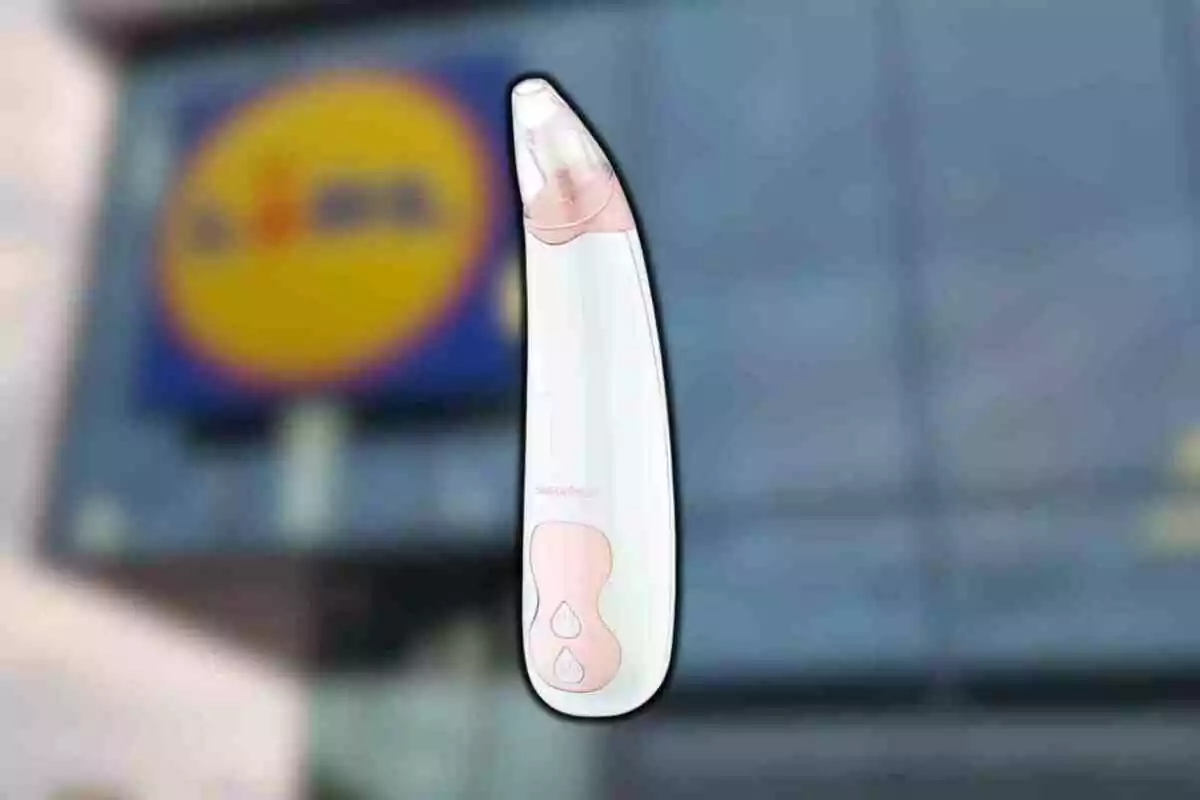 Dispositivo de limpieza facial eléctrico color blanco y rosa con fondo de una tienda Lidl desenfocada Dispositivo de limpieza facial eléctrico color blanco y rosa con fondo de una tienda Lidl desenfocada