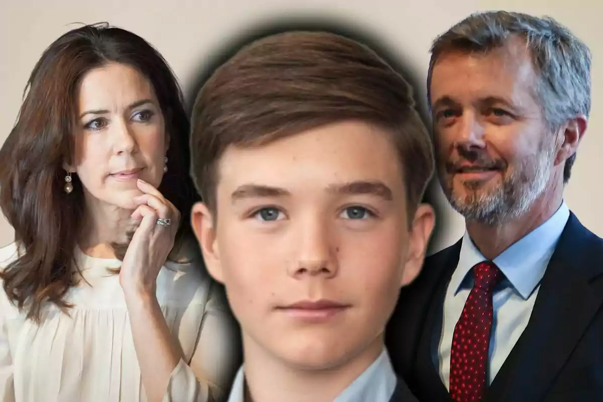 Tres persones posen a la imatge, el príncep Vincent de Dinamarca al centre amb expressió seriosa i dos adults als costats, que són els seus pares: Frederic i Mary de Dinamarca.