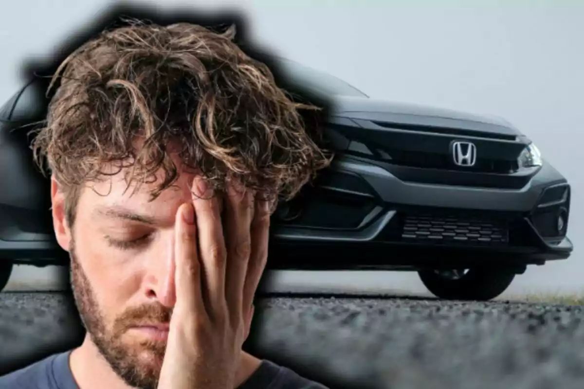 Home amb expressió de frustració cobrint-se el rostre amb una mà davant d’un automòbil negre de la marca Honda. Home amb expressió de frustració cobrint-se el rostre amb una mà davant d’un automòbil negre de la marca Honda.