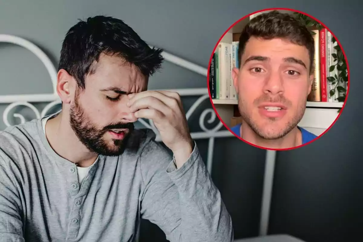 Víctor Espuig con camiseta gris sentado en una cama tocándose el rostro con expresión de cansancio y un recuadro circular con el rostro de otro hombre al fondo de una estantería con libros.