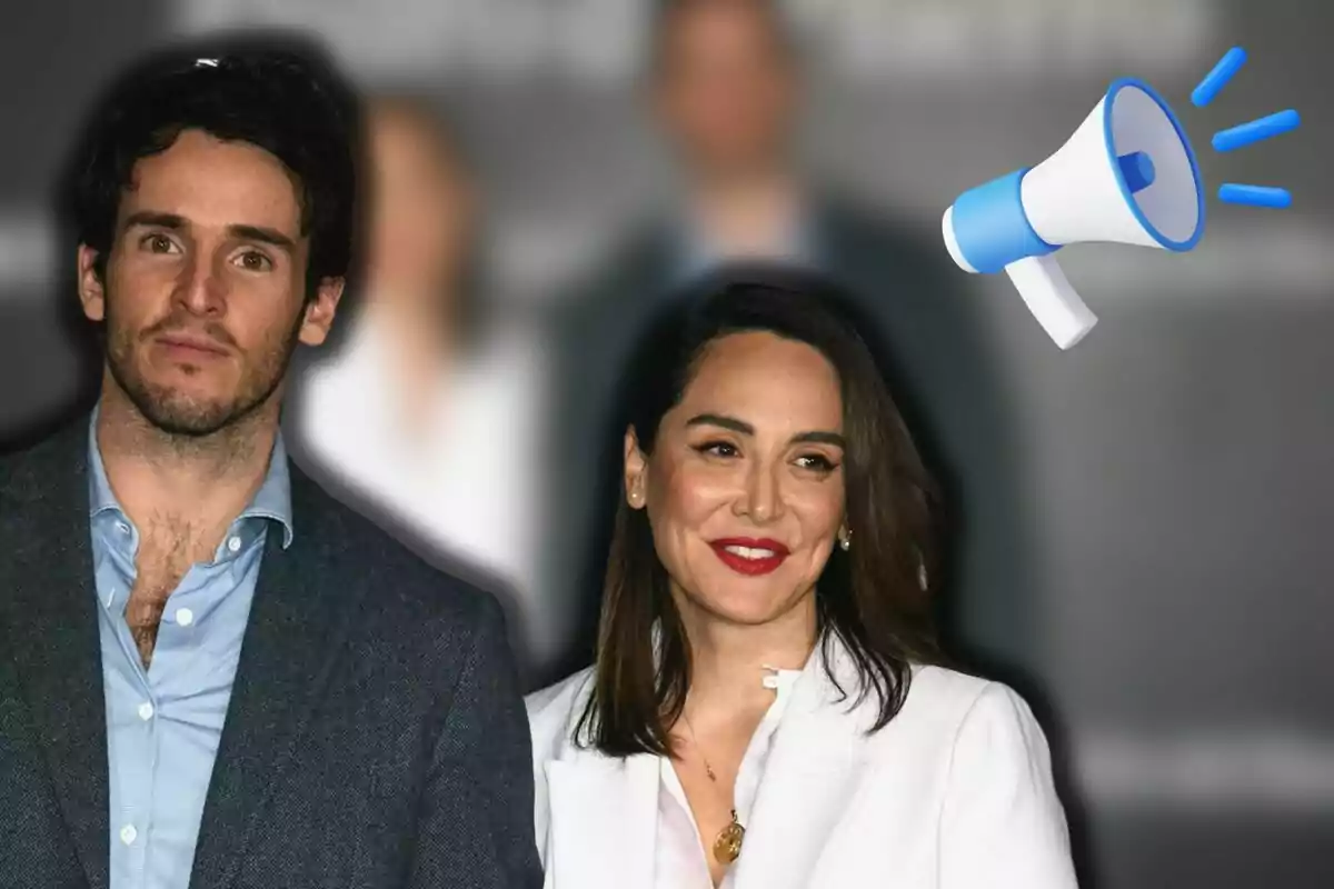 Íñigo Onieva i Tamara Falcó posen junts en primer pla amb un megàfon il·lustrat a la cantonada superior dreta i persones desenfocades al fons.