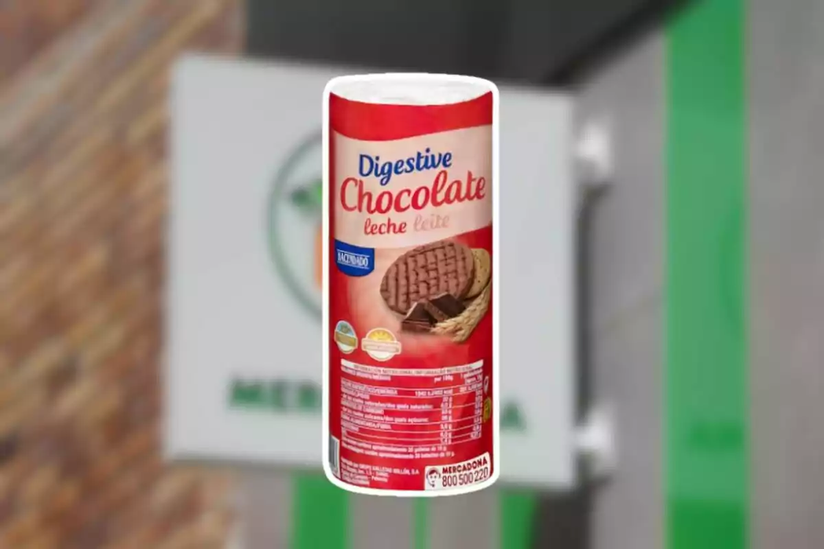 Envàs de galetes Digestive Xocolata amb llet de la marca Hacendado davant d’un fons desenfocat d’una botiga Mercadona Envàs de galetes Digestive Xocolata amb llet de la marca Hacendado davant d’un fons desenfocat d’una botiga Mercadona