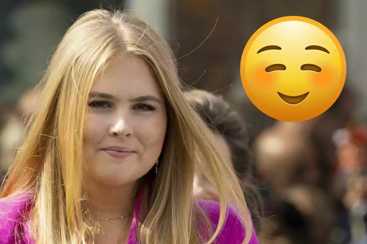 Amalia d’Holanda amb jaqueta fúcsia i un gran emoji somrient al seu costat