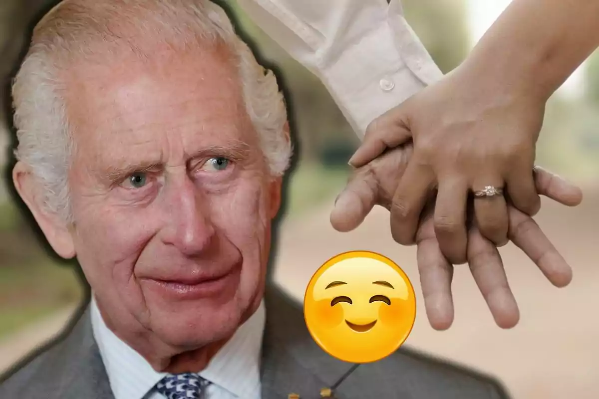 Carlos III mira cap a unes mans entrellaçades amb un anell de compromís i un emoji somrient al davant