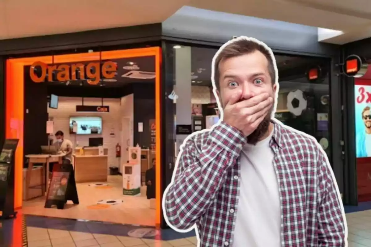 Home sorprès cobrint-se la boca davant d’una botiga d’Orange en un centre comercial