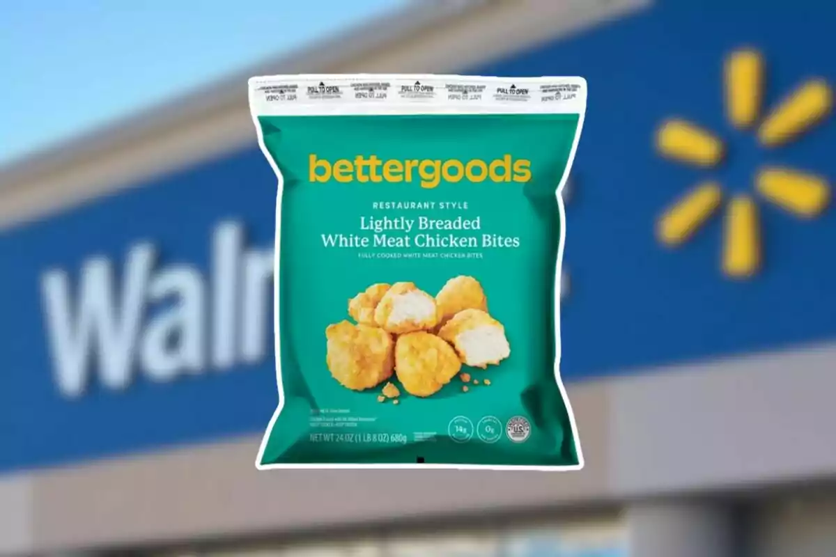 Bossa de nuggets de pollastre arrebossats de la marca bettergoods davant d’una botiga Walmart desenfocada Bossa de nuggets de pollastre arrebossats de la marca bettergoods davant d’una botiga Walmart desenfocada