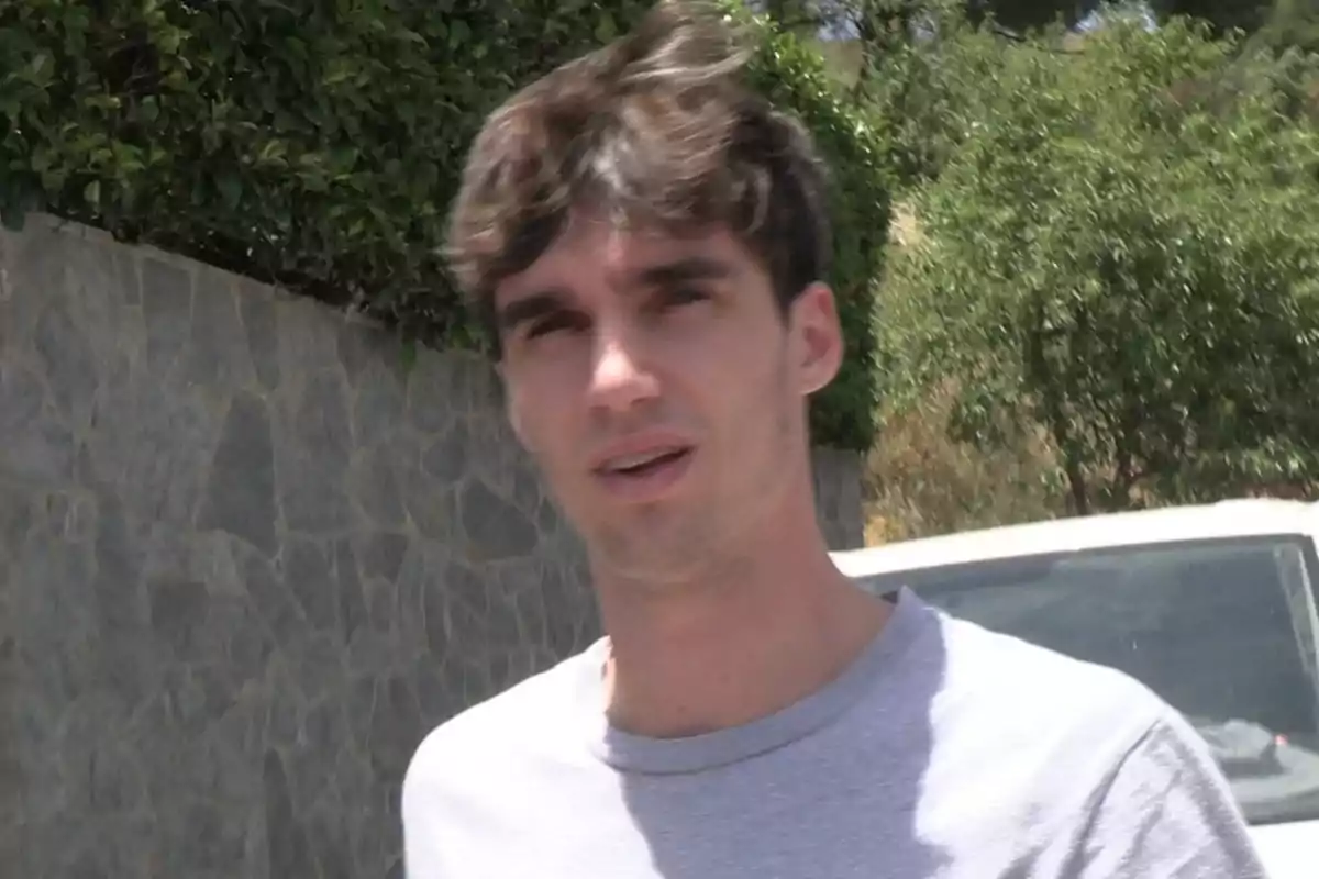 Pablo Urdangarin wearing a gray t-jersey walking outdoors next to a stone wall and vegetation Pablo Urdangarin wearing a gray t-jersey walking outdoors next to a stone wall and vegetation