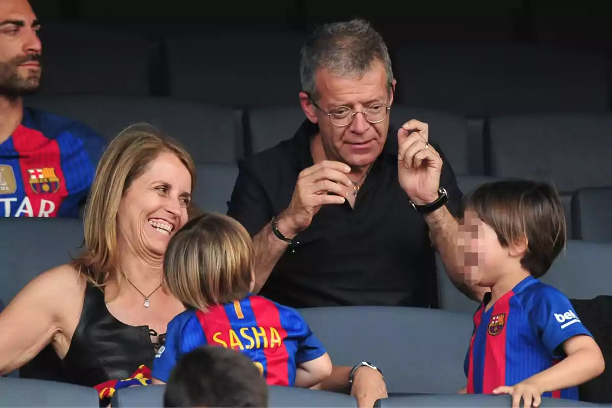 Imatge de Montserrat Bernabéu i Joan Piqué, pares de Gerard Piqué, amb Milan i Sasha en un partit del Barça. Imatge de Montserrat Bernabéu i Joan Piqué, pares de Gerard Piqué, amb Milan i Sasha en un partit del Barça.