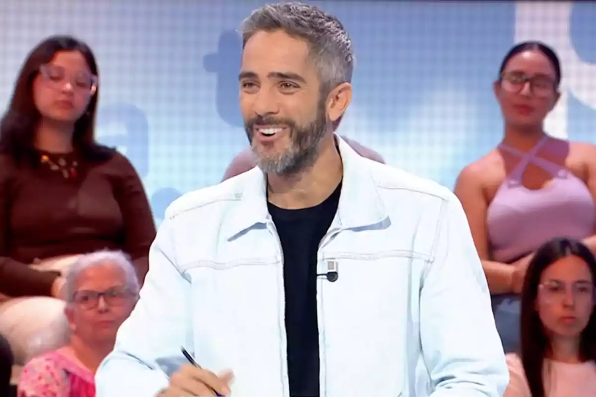 Roberto Leal somriu mentre presenta un programa de televisió amb públic assegut al fons. Captura de 'Pasapalabra' Roberto Leal somriu mentre presenta un programa de televisió amb públic assegut al fons. Captura de 'Pasapalabra'