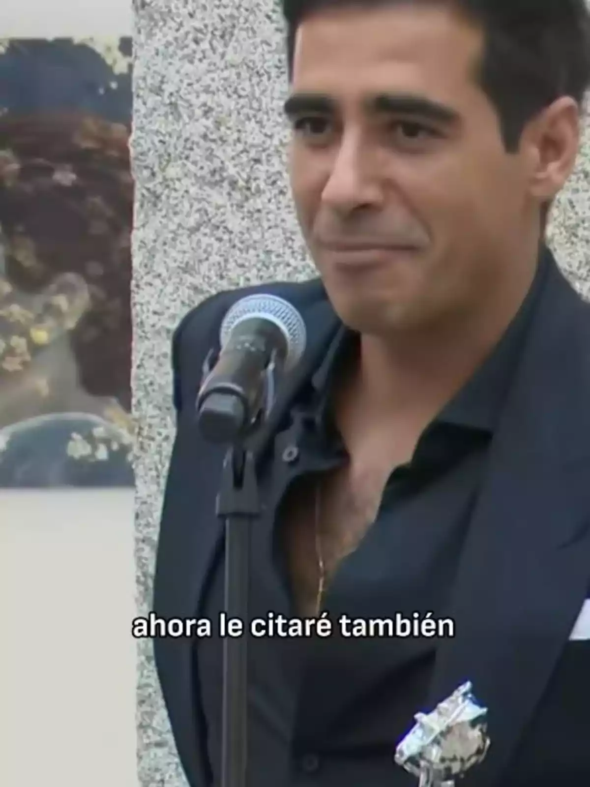 Alberto Herrera amb vestit negre parlant davant d’un micròfon amb la frase ara també el citaré escrita a la imatge Alberto Herrera amb vestit negre parlant davant d’un micròfon amb la frase ara també el citaré escrita a la imatge