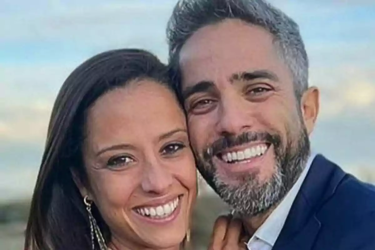Primer pla de Roberto Leal i Sara Rubio, tots dos amb rostres molt somrients.