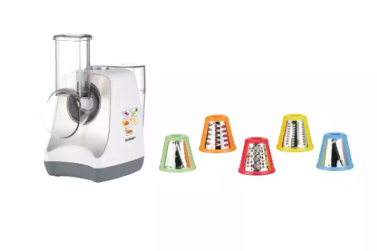 Processador d’aliments blanc amb cinc cons ratlladors de diferents colors i mides col·locats a un costat Processador d’aliments blanc amb cinc cons ratlladors de diferents colors i mides col·locats a un costat