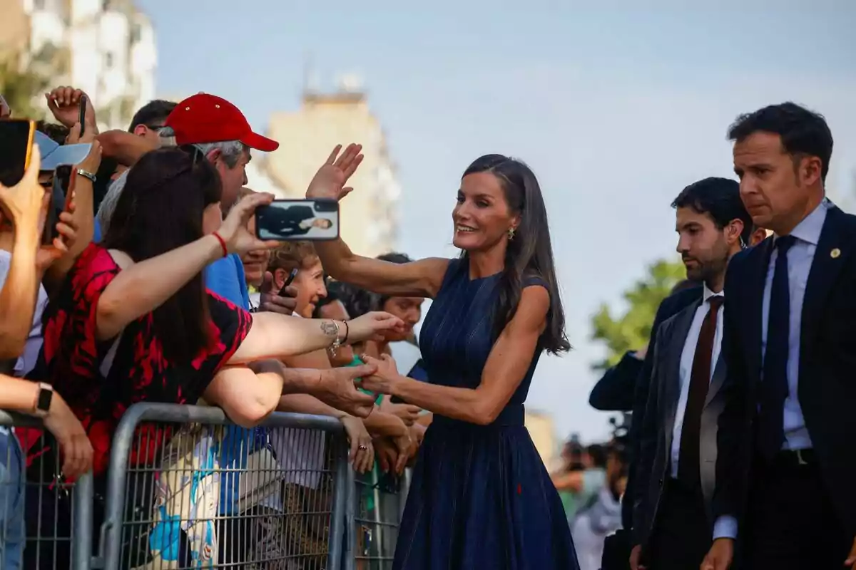 La Reina Letícia saluda els veïns durant una visita a Badia del Vallès, el 23 de juny de 2025, a Badia del Vallès, Barcelona. La Reina Letícia saluda els veïns durant una visita a Badia del Vallès, el 23 de juny de 2025, a Badia del Vallès, Barcelona.