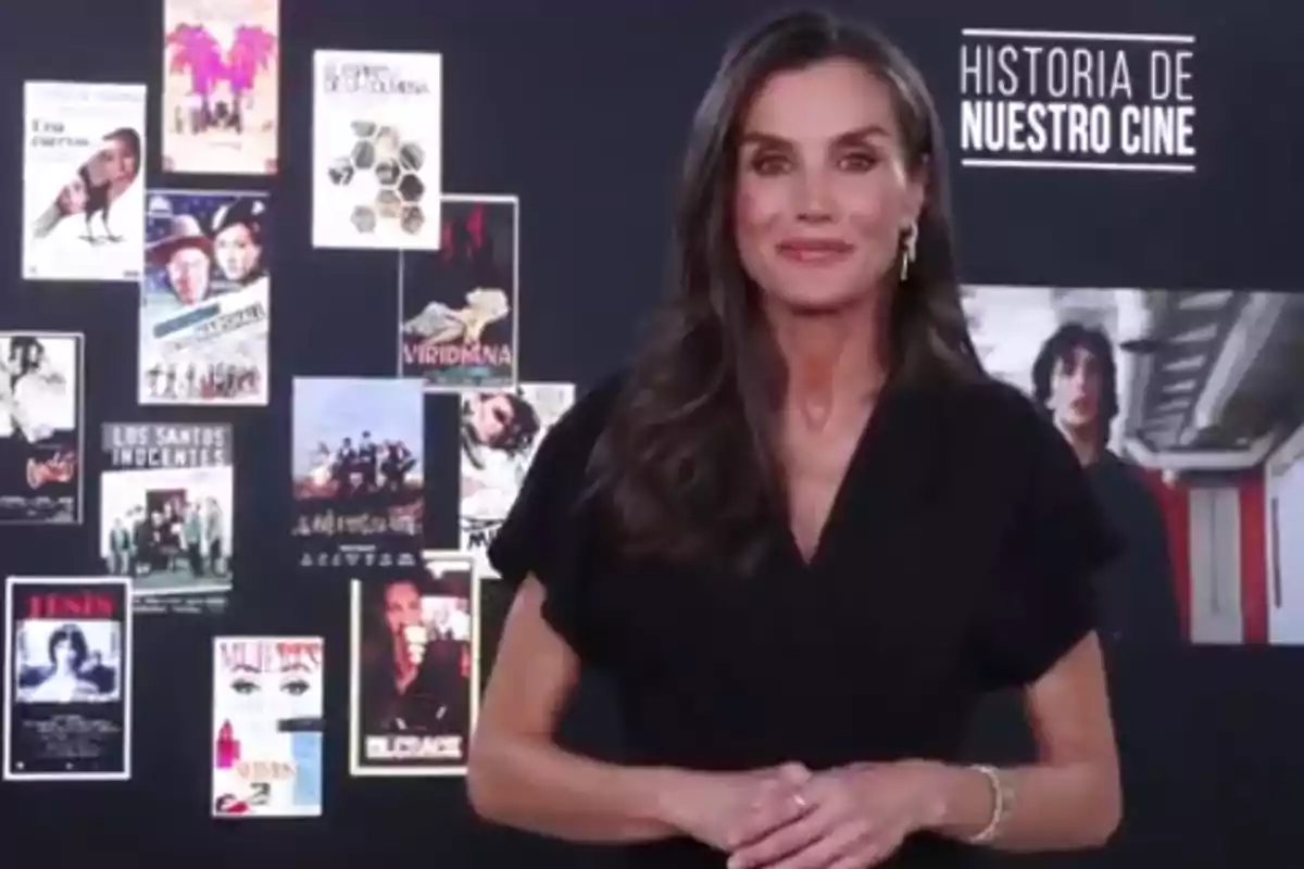 La reina Letícia, vestida de negre, posant davant d’un fons amb cartells de pel·lícules per felicitar el programa ‘Història del nostre cinema’. La reina Letícia, vestida de negre, posant davant d’un fons amb cartells de pel·lícules per felicitar el programa ‘Història del nostre cinema’.