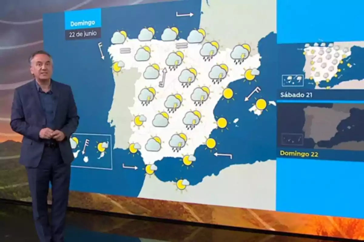 Roberto Brasero està dret al costat d’un mapa d’Espanya que mostra la previsió del temps per al diumenge 22 de juny amb icones de núvols, sol i pluja repartides per diferents regions del país. Roberto Brasero està dret al costat d’un mapa d’Espanya que mostra la previsió del temps per al diumenge 22 de juny amb icones de núvols, sol i pluja repartides per diferents regions del país.
