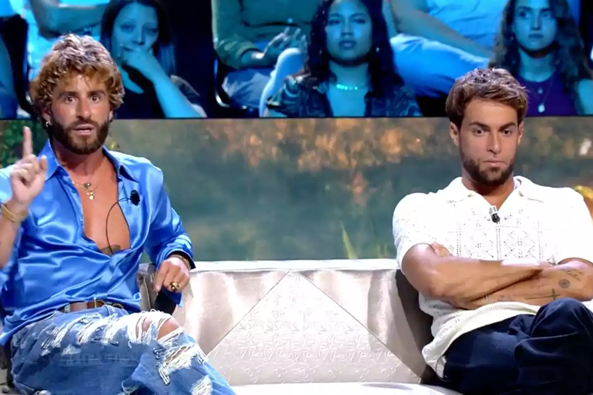 Pelayo Díaz i Montoya asseguts en un sofà durant un programa de televisió, un d’ells porta una camisa blava brillant i gesticula amb la mà, mentre l’altre porta una samarreta blanca i té els braços creuats, al fons es veu el públic observant atentament. Captura de 'Supervivientes' Pelayo Díaz i Montoya asseguts en un sofà durant un programa de televisió, un d’ells porta una camisa blava brillant i gesticula amb la mà, mentre l’altre porta una samarreta blanca i té els braços creuats, al fons es veu el públic observant atentament. Captura de 'Supervivientes'