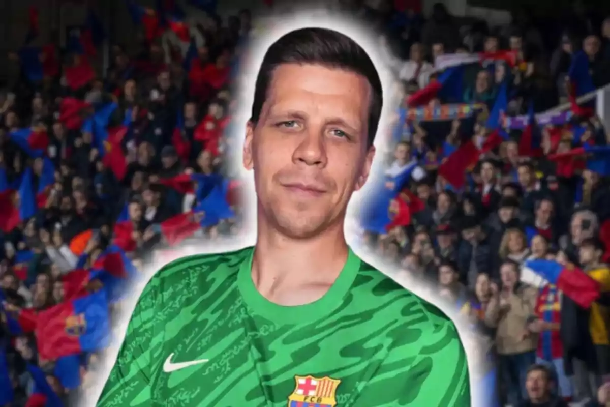 Porter amb uniforme verd del FC Barcelona posant davant d’una multitud d’aficionats amb banderes blaugrana.
