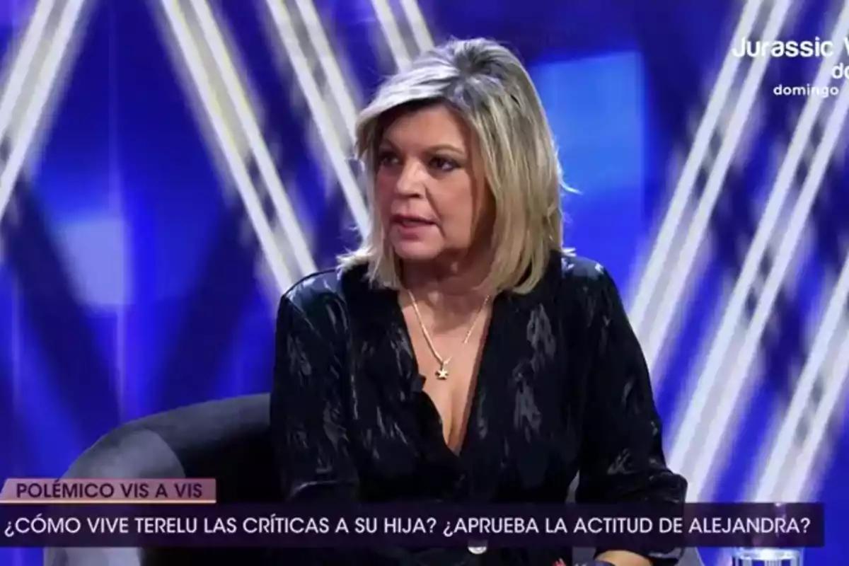 Terelu Campos amb cabell curt asseguda en un plató de televisió amb fons blau i llums, participant en una entrevista o debat Terelu Campos amb cabell curt asseguda en un plató de televisió amb fons blau i llums, participant en una entrevista o debat