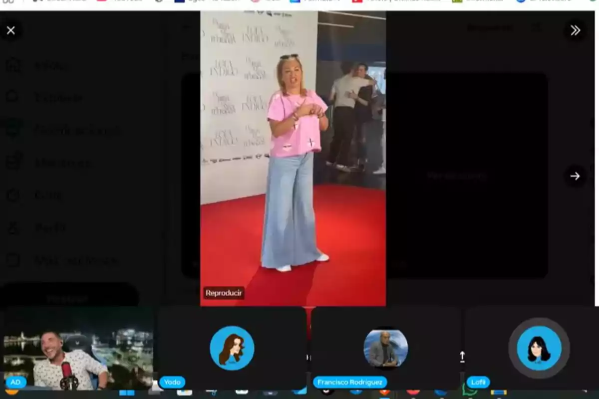 Belén Esteban amb una samarreta rosa i pantalons amples de mezclilla posant sobre una catifa vermella mentre diverses persones l’observen al fons. Belén Esteban amb una samarreta rosa i pantalons amples de mezclilla posant sobre una catifa vermella mentre diverses persones l’observen al fons.