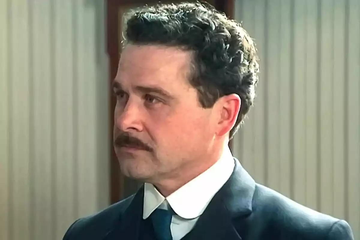 L’actor Carlos d’Àustria amb bigoti i amb expressió seriosa vestit amb vestit formal fosc i camisa blanca. L’actor Carlos d’Àustria amb bigoti i amb expressió seriosa vestit amb vestit formal fosc i camisa blanca.