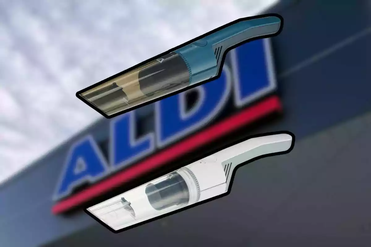 Dos aspiradoras de mano flotan frente a un letrero borroso de la tienda Aldi Dos aspiradoras de mano flotan frente a un letrero borroso de la tienda Aldi