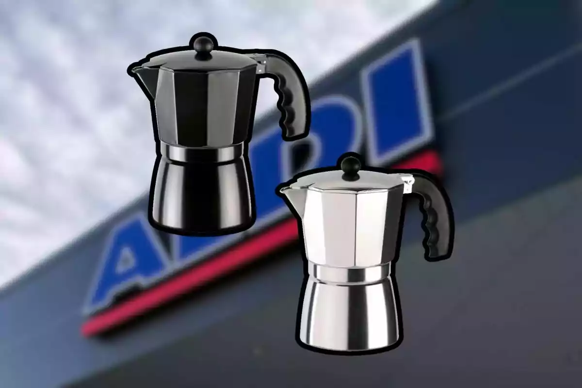 Dues cafeteres italianes de color negre i platejat apareixen davant d’un rètol borros d’una botiga Aldi Dues cafeteres italianes de color negre i platejat apareixen davant d’un rètol borros d’una botiga Aldi