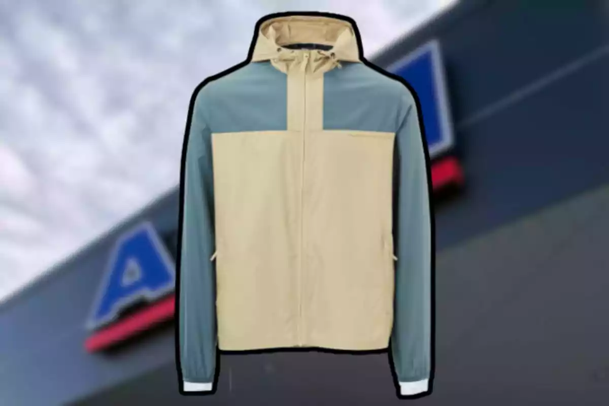 Chaqueta beige con mangas y parte superior azul claro sobre un fondo desenfocado de una tienda Chaqueta beige con mangas y parte superior azul claro sobre un fondo desenfocado de una tienda