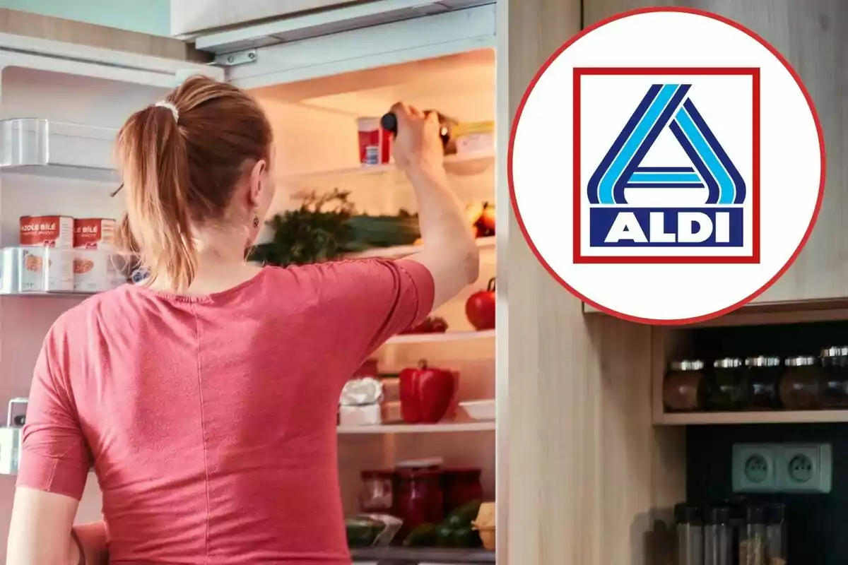 Mujer de espaldas revisando el interior de un refrigerador con el logo de Aldi en la esquina derecha